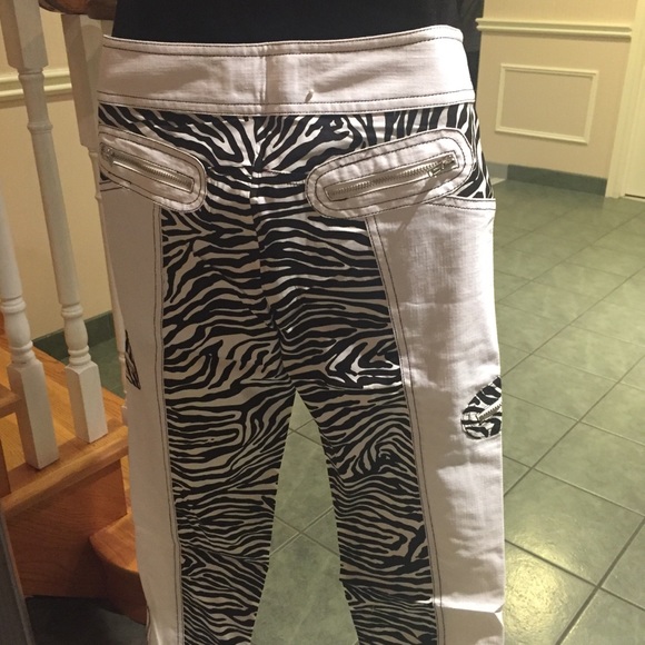 💕💕HOST PICK 💕💕White with zebra print jean like capris - Picture 3 of 6